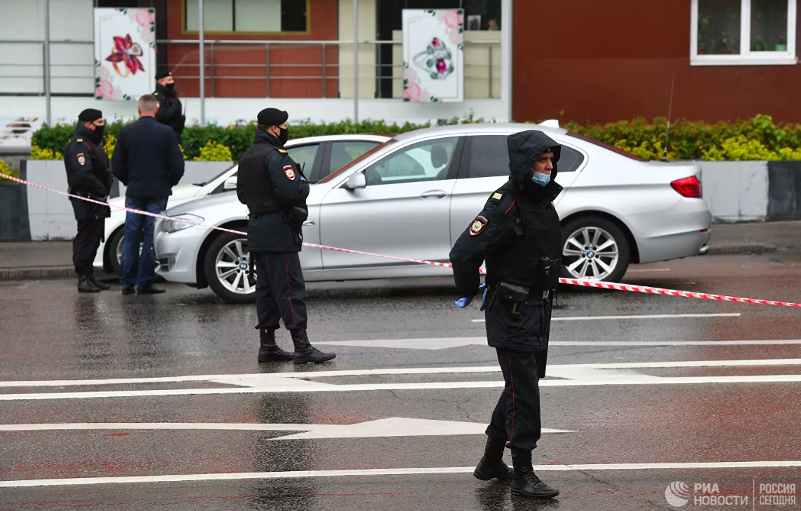 Полиция Москвы взяла штурмом здание банка, где захватили заложников.