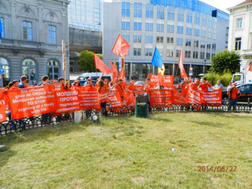 Митингующие скандировали "Требуем Референдум!", "Народ Молдовы должен решить судьбу страны", "НЕТ двойным стандартам ЕС".