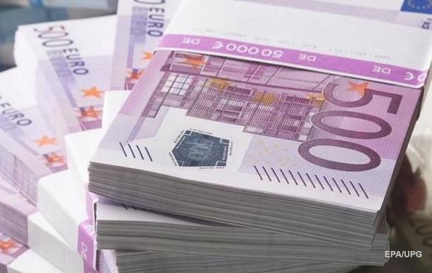 В Швейцарии забили канализацию банкнотами евро.