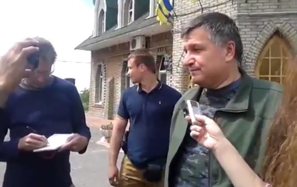 Аваков опроверг информацию о предоставлении сепаратистам коридора для отступления из Славянска.