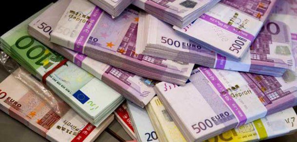 În afară de bani, au fost descoperite îngropate ceasuri valoroase, între care 26 de Rolexuri, bijuterii și alte obiecte prețioase. Foto: publika.md