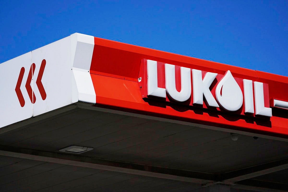 Lukoil revine temporar pe piață: Autoritățile permit utilizarea stocurilor existente.