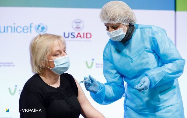 Биолог: Штамм коронавируса из ЮАР хуже, но все же реагирует на вакцинацию.