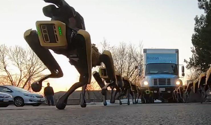 Компания Boston Dynamics продемонстрировала новые способности своих творений — роботов SpotMini.