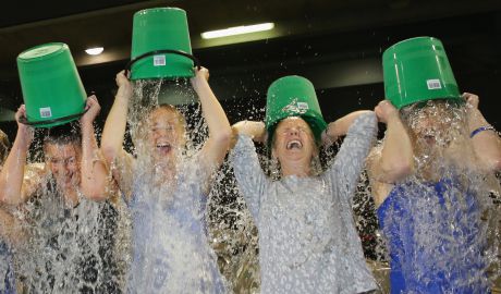 Astăzi, 16 iulie 2015, se împlineşte un an de la debutul provocării "Ice Bucket Challenge". Foto: huffingtonpost.com
