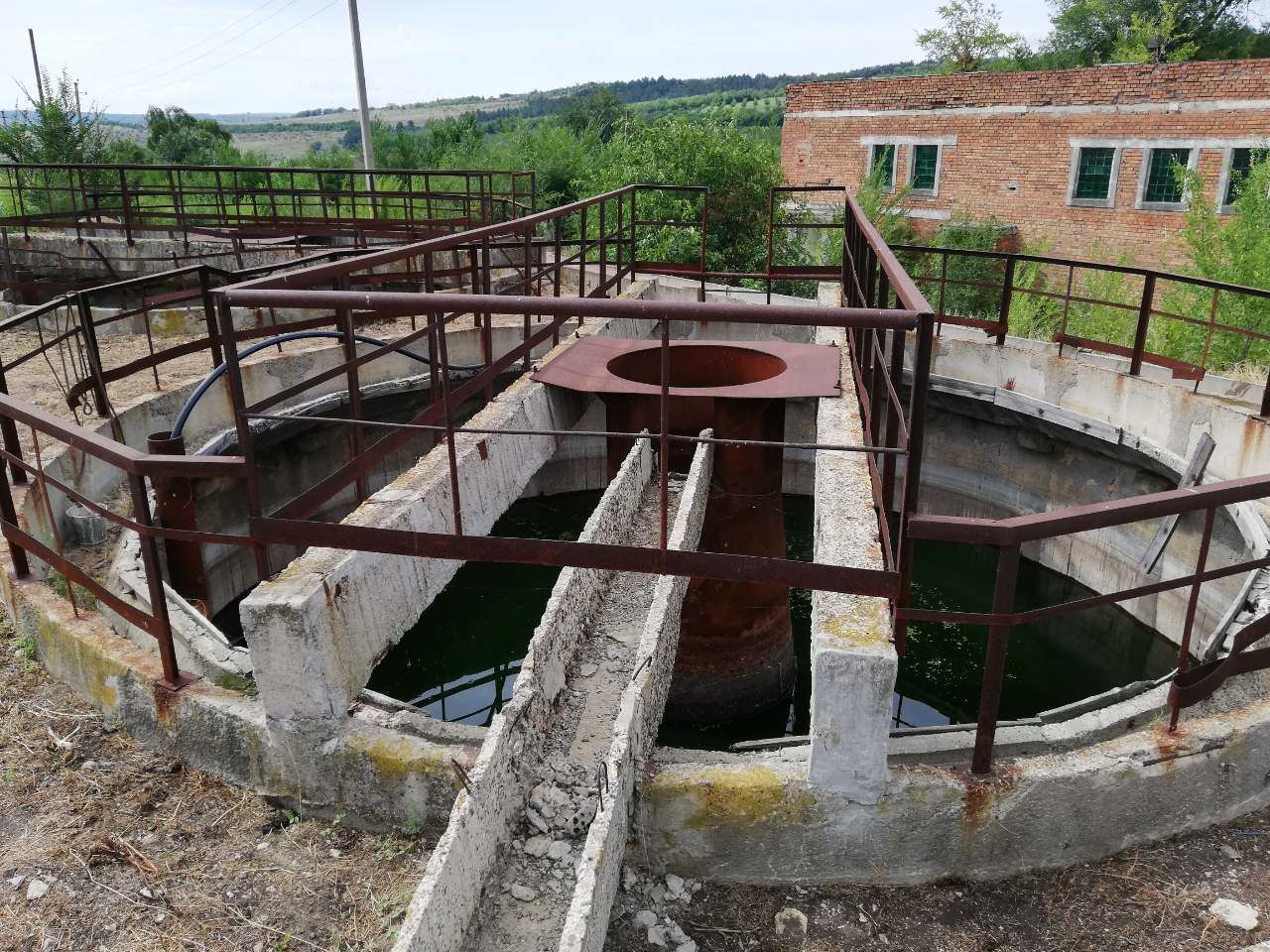 Согласно полученной информации, качество воды в скважинах соответствует стандартам.