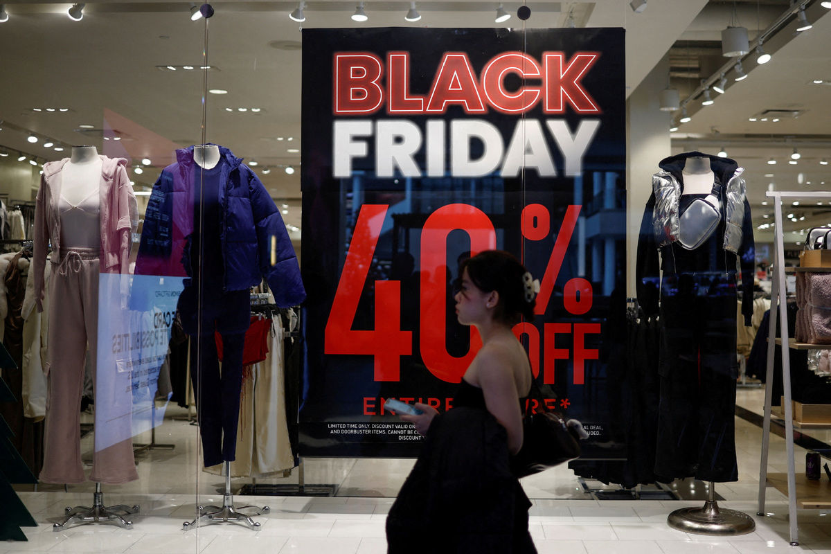 Black Friday a atins în SUA un record de 11,8 miliarde de dolari în vânzări online.