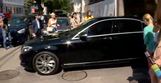 Политики уехали на машинах с тонированными стеклами, не замечая журналистов.