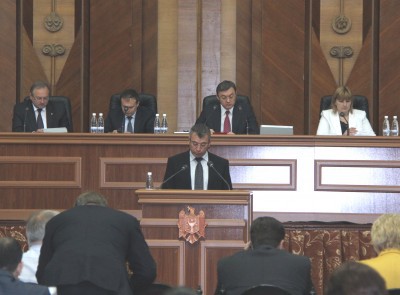 Cel mai nou deputat comunist, Mihail Barbulat, şi-a exprimat astăzi, în plenul Parlamentului, reticenţa faţă de mitingul din 3 noiembrie.