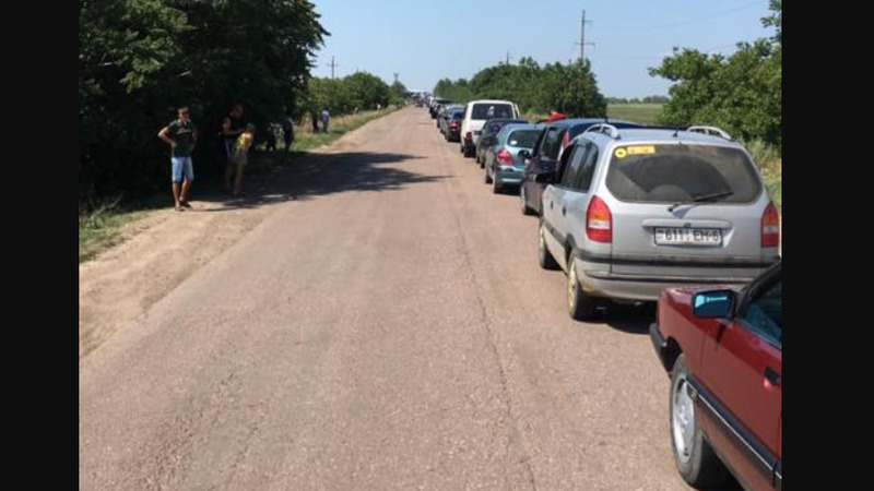На КПП "Паланка" и "Тудора" образовались километровые очереди.