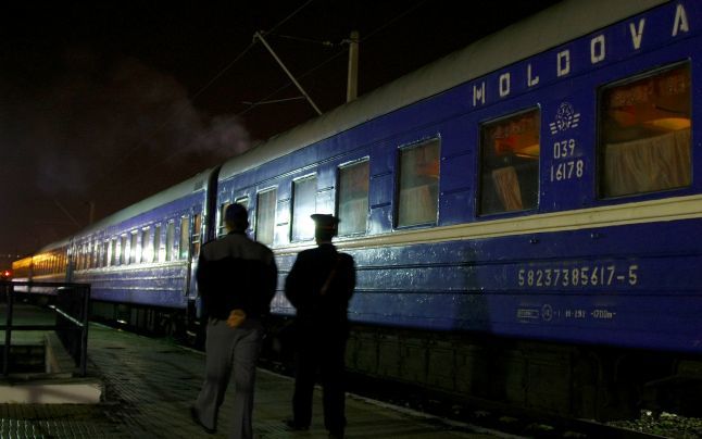 Controlorii unui tren RM - București, prinşi că făceau trafic cu ţigări . Foto: adevarul.ro