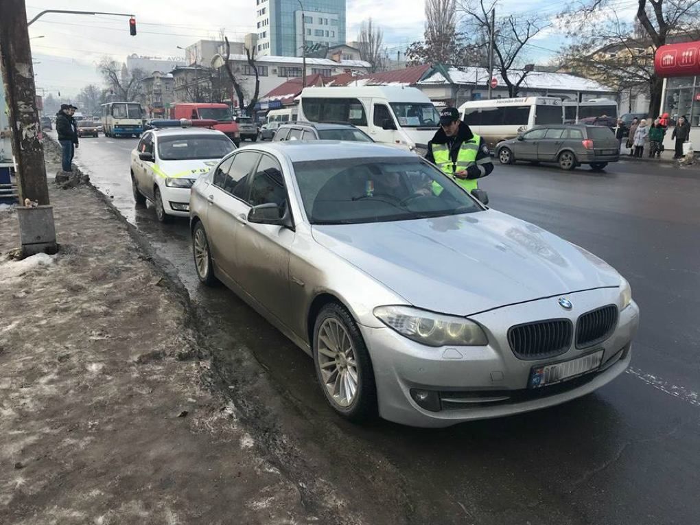 Șoferul unui BMW a scos arma şi a ameninţat în centrul Capitalei