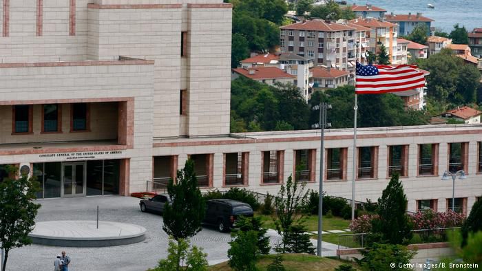 Генконсульство США в Стамбуле попросило американцев, проживающих в деловом районе города, проявлять бдительность и избегать большого скопления людей.
