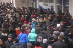 Митингующие оттеснили охранявших здание бойцов внутренних войск.