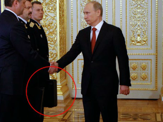 Полковник, носивший ядерный чемоданчик президента РФ, пытался покончить с собой.
