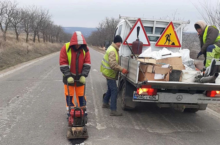 В Молдове продолжаются работы по восстановлению дорог.