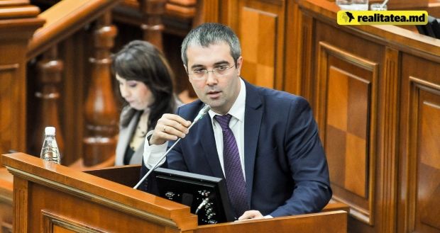 După ce s-a certat în trafic cu un alt conducător, democratul Sergiu Sîrbu vrea ca șoferii agresivi să fie pedepsiți.