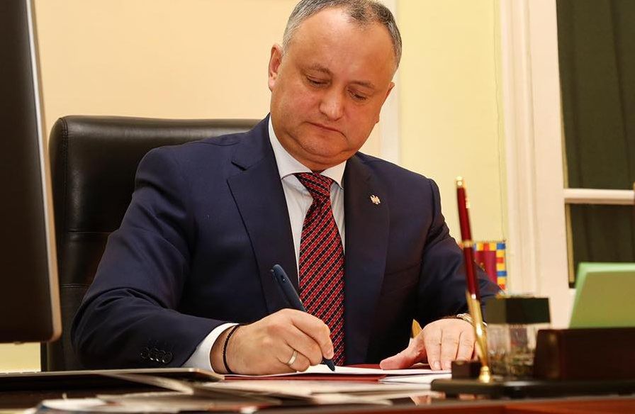 Додон отправил в отставку министров Либеральной партии.