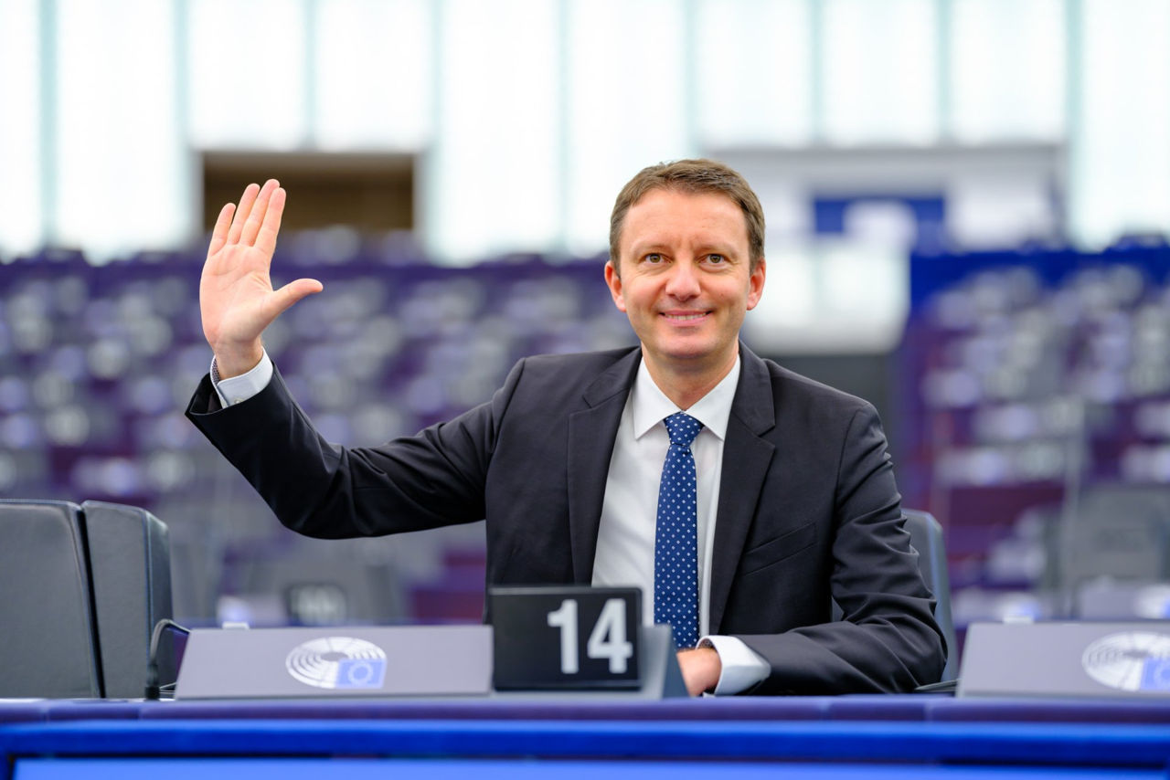 Un europarlamentar român va participa la congresul PAS.