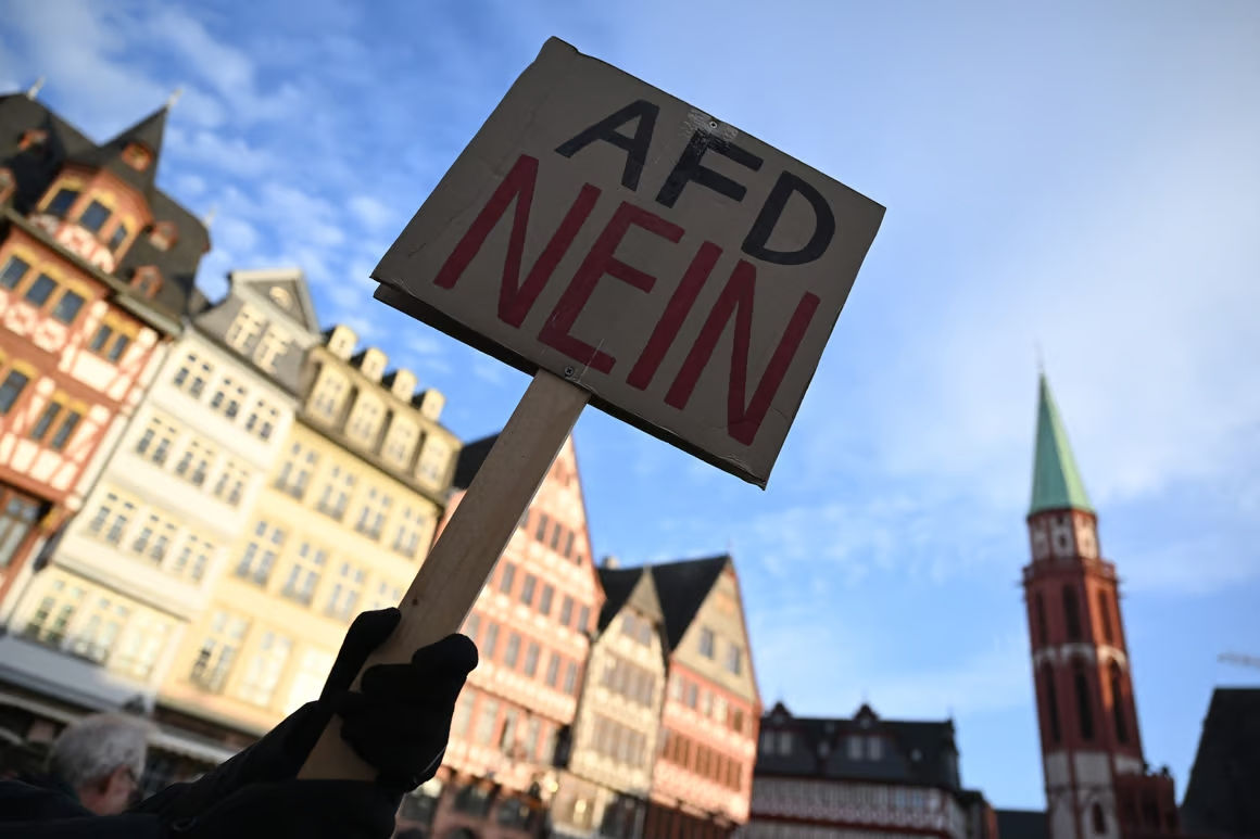 Extrema dreaptă din Germania dă în judecată o agenție care a declarat-o drept extremistă.