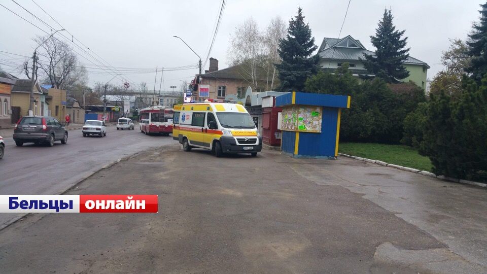 В Бельцах троллейбус протащил женщину несколько метров.