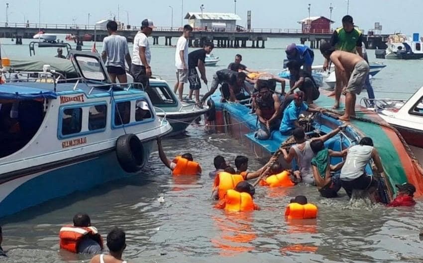 У берегов острова Бали затонуло судно с десятками пассажиров на борту.
