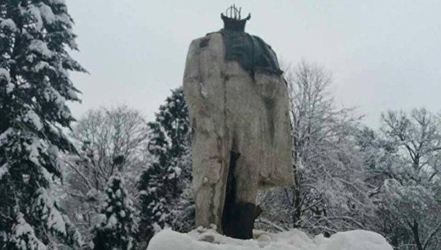 Во Львовской области вандалы обезглавили памятник Тарасу Шевченко.