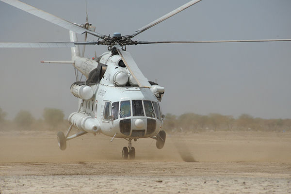 În prezent se efectuează acţiuni de căutare a persoanelor care se aflau în elicopter.