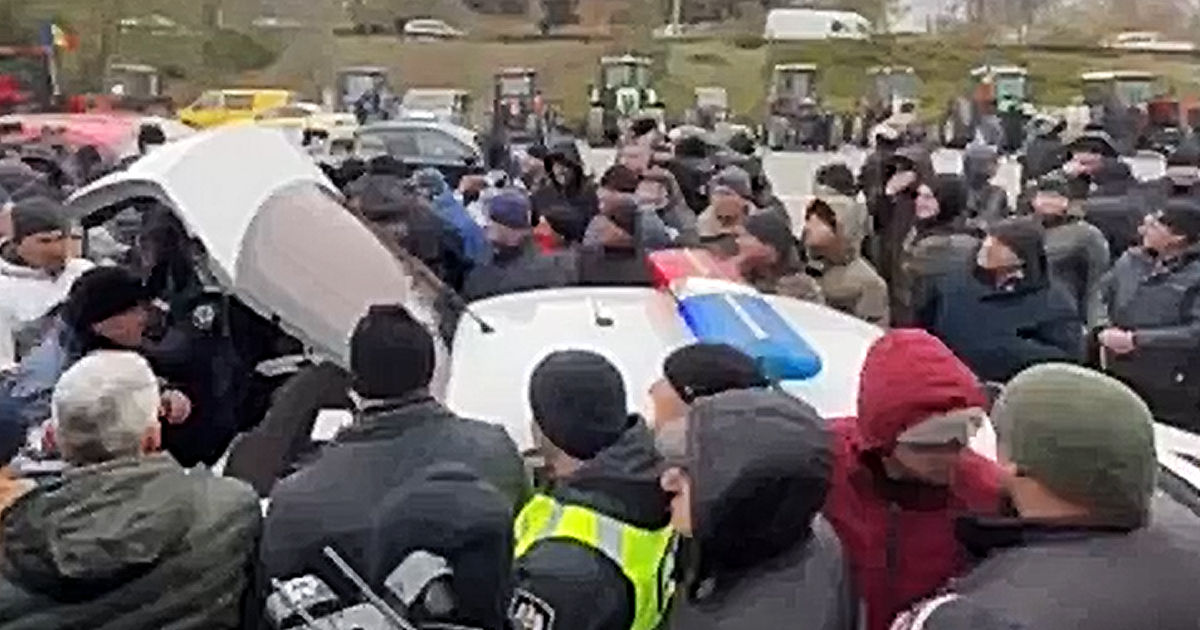 Протестующие фермеры раскачали машину полиции: вмешался спецназ.