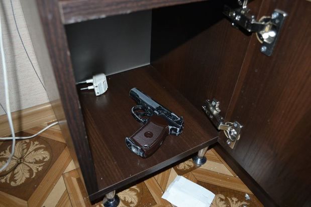 Trei tineri din capitală, cu vârstele cuprinse între 20 și 22 de ani, au fost atacaţi şi ameninţaţi cu un pistol de patru persoane necunoscute.