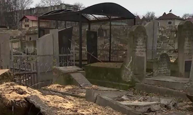 На еврейском кладбище разрушенных могил около 80. 