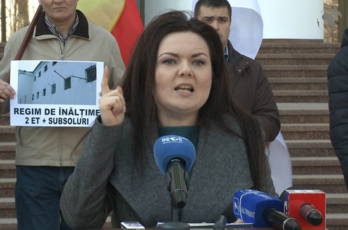 Протестующие заявили, что не позволят депутатам обзавестись жильем, а на выданном участке они будут организовывать протесты и пикеты.