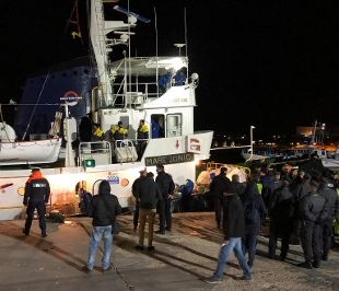 Сотрудники финансовой гвардии провели полный осмотр судна.