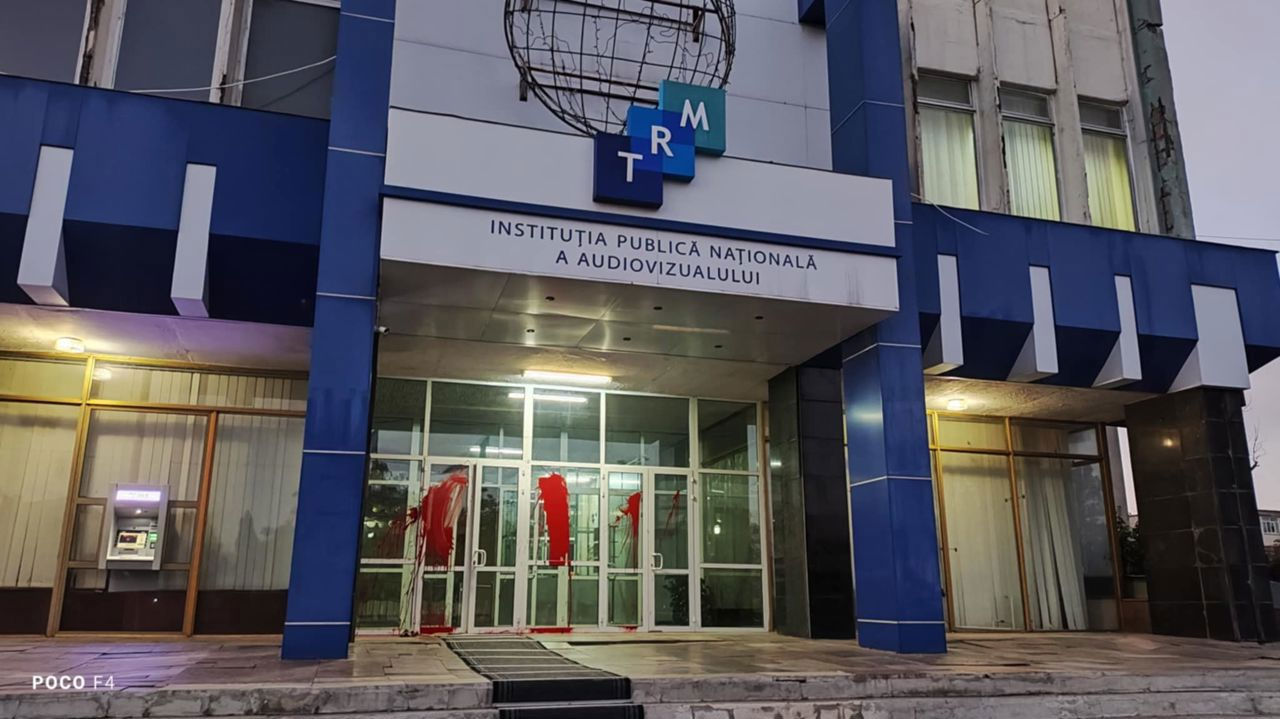 Poliția a reținut 13 suspecți în cazul vandalizării clădirilor statului.