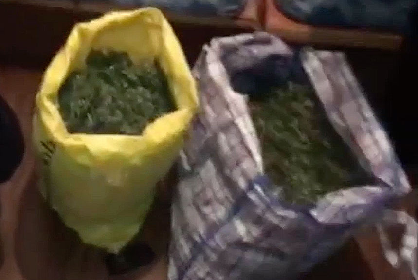 Doi saci cu marihuana, ridicați de poliția Capitalei.