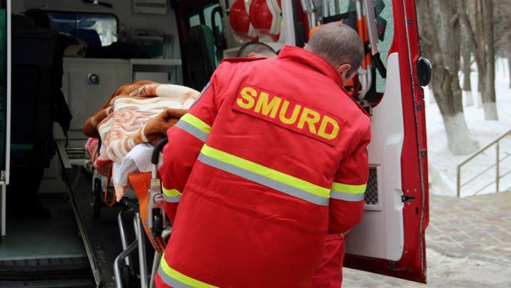 O femeie de 74 de ani a fost transportată de urgenţă cu un echipaj SMURD. Foto: dse.md