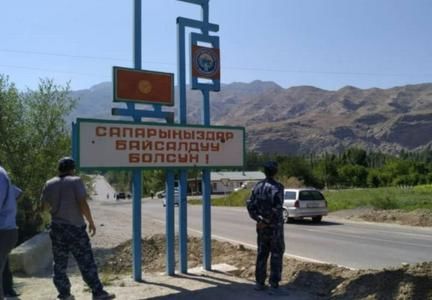 Таджикистан вернул Киргизии угнанные во время конфликта автомобили.