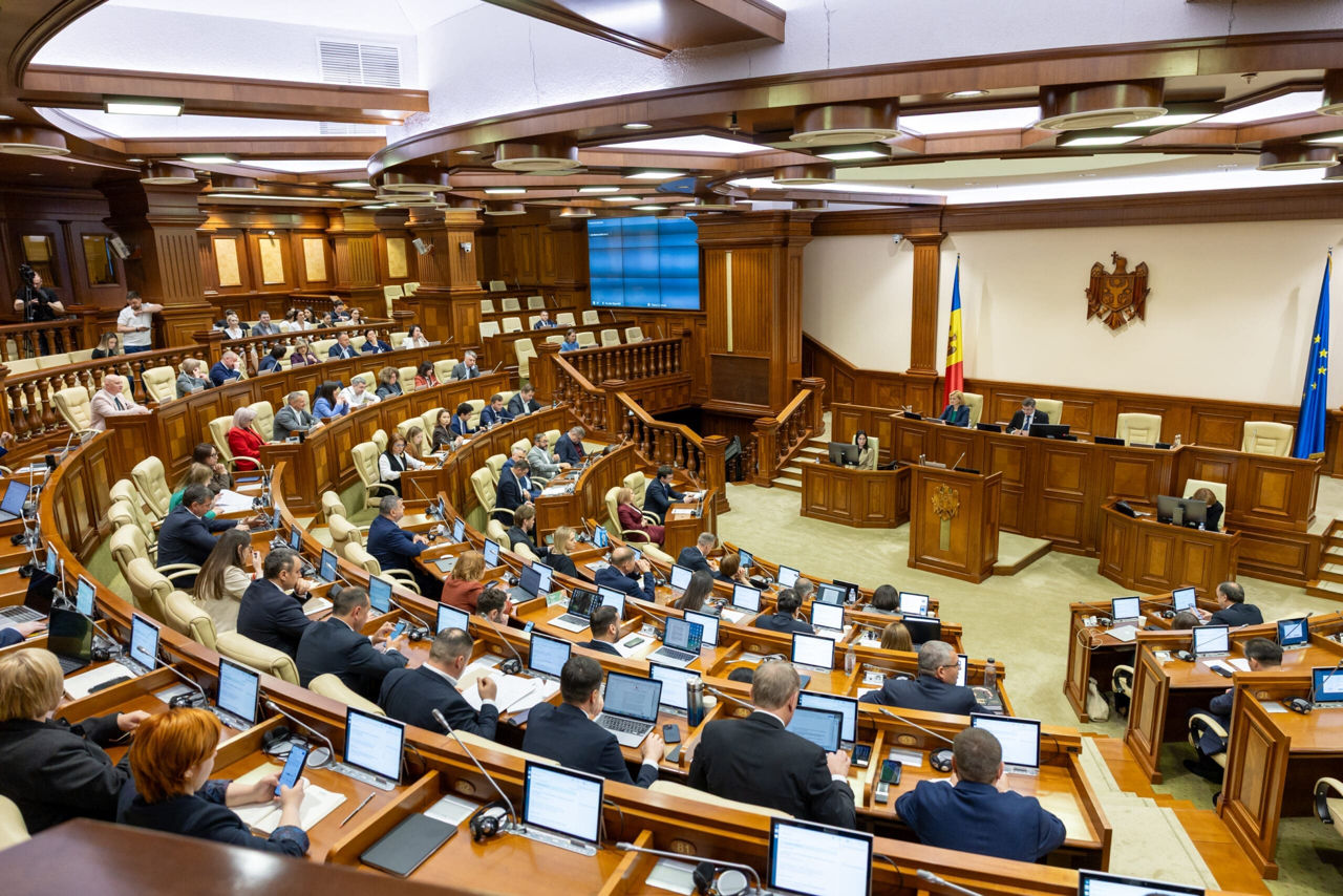 Schimbări în funcționarea instituțiilor publice: Interdicție privind activitatea comercială și reguli clare.