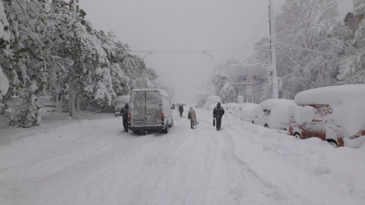 Din cauza condițiilor meteo nefavorabile, este sistată circulația rutieră.