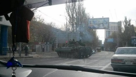 La etajele de sus ale clădirii editurii „Donetcina” se fixează mitraliere, din regiunea Kiev.