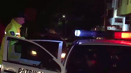 Doi tineri, în stare avansată de ebrietate, au pătruns într-un depozit din Sectorul Râșcani al Capitalei. Foto: captură video