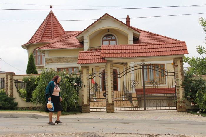 Dacă unii deputaţi preferă să cheltuiască banii pe călătorii, alţii au decis să-şi construiască sau să-şi achiziţioneze case luxoase.