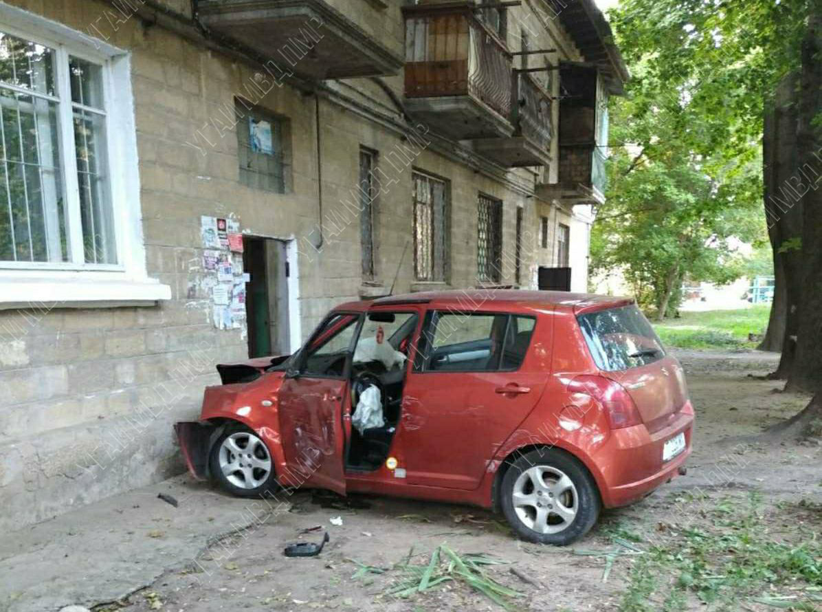 В Бендерах авто врезалось в стену дома: пострадали водитель и пассажирка