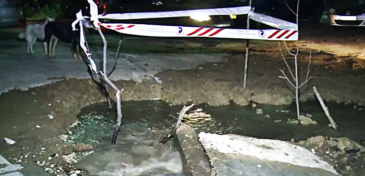 Locuitorii din zonă susţin că nu este prima dată când reţelele de apeduct cedează.