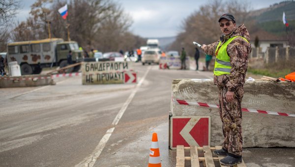 В Крыму отряды самообороны остановили на въезде в автономную республику машину, в которой находилось почти полтонны тротила. Фото: ria/ru