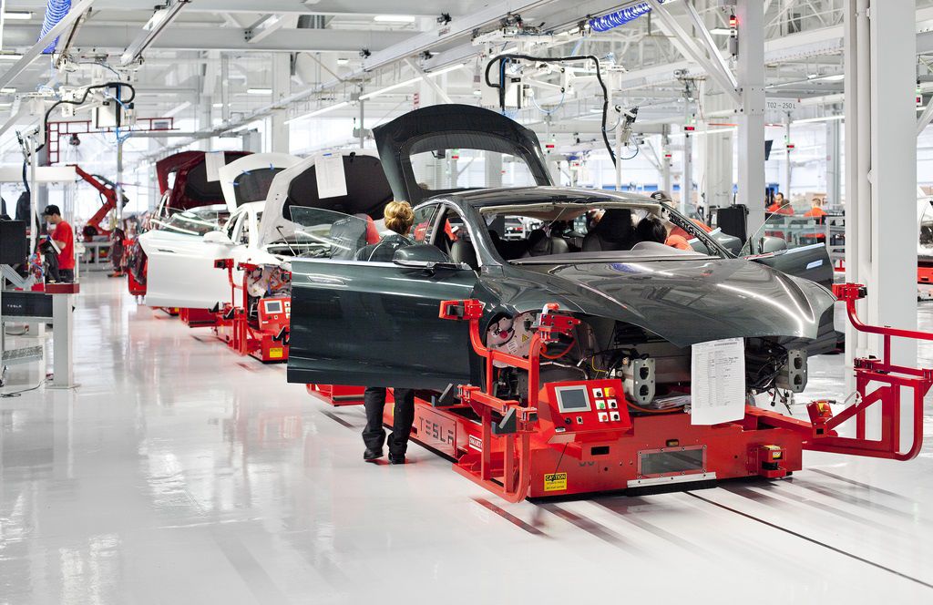 Maşinile Tesla, cârpite până la poarta fabricii. 