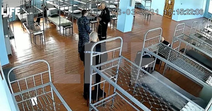 Появилось видео с Навальным из колонии.