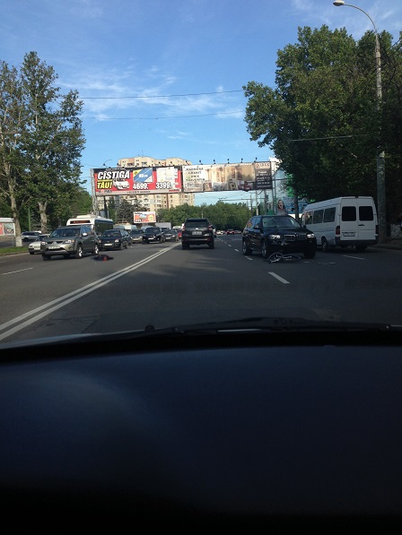 Велосипедист пытался пересечь улицу, нарушая правила дорожного движения