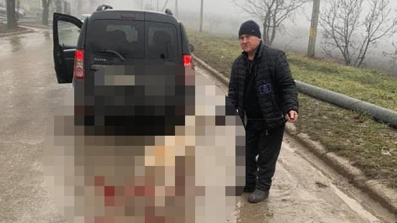 В Трушенах мужчина привязал собаку к машине и тащил по дороге.