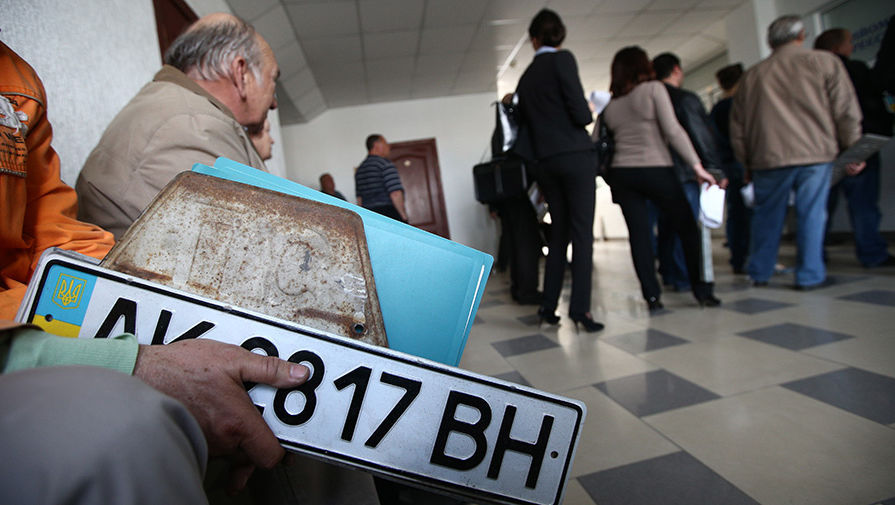 В Крыму автомобилисты выстроились в огромные очереди.